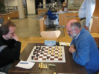 Kurt (rechts)  gegen Michael Neumann (DWZ 2013)
