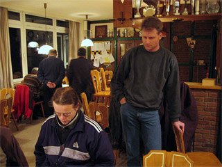 Helge konnte sich in aller Ruhe den Geschehnissen an den anderen Brettern zuwenden.