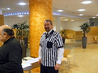 Hugo Schulz (Hamburger Schachverband) macht es richtig.