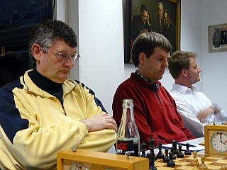 Johannes (in der Mitte) der einzige auf unserer Seite, der in der 5.Runde punktete. Links Rolf, rechts Helge. Beide Unentschieden.