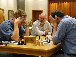 Das 1er Brett sorgt für h&ouml;chste Spannung: Helge Hedden (links) gegen Olaf D&ouml;rge
