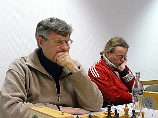 Es liefen noch die Partien an Brett 1 und 2. Links Rolf, rechts Christoph