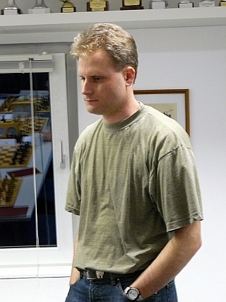So wurde Helge Hedden dann die Kapitänsbinde für ein paar Runden übertragen. So wurde Helge Hedden dann die Kapitänsbinde für ein paar Runden übertragen.
