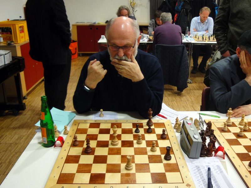 MF Kurt Kahrsch spielte zügig und kam in deutlichen Vorteil, den er zum ersten Gewinn des Abends ummünzen konnte.
