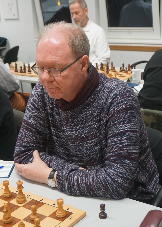 Dr. Dieter Floren stellte mit seinem Sieg an Brett 6 den Gesamtgewinn für die Elfte sicher Dr. Dieter Floren stellte mit seinem Sieg an Brett 6 den Gesamtgewinn für die Elfte sicher
