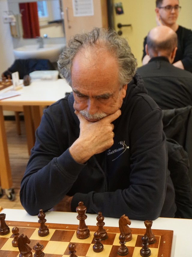 Gerhard Bissinger konnte an Brett 6 ein Remis gegen Karina Tobianski erreichen