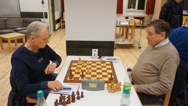 Tonio Barlage(rechts) konnte an Brett 4 ein Remis gegen Jörn Debertshäuser(links) erreichen