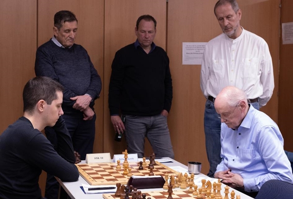 Hochspannung an Brett 4 in der Partie zwischen Philipp Konow (links) und Fritz Fegebank