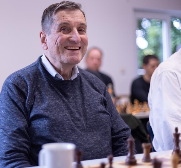 Tonio Barlage freut sich über seinen Gewinn an Brett 5