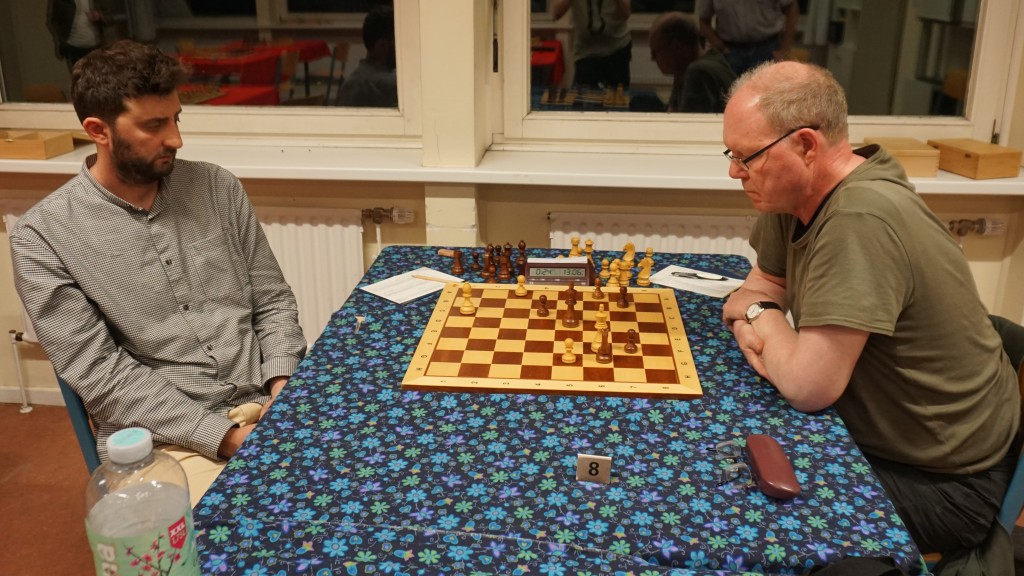 Dieter Floren(rechts) spielte die längste Partie des Abends